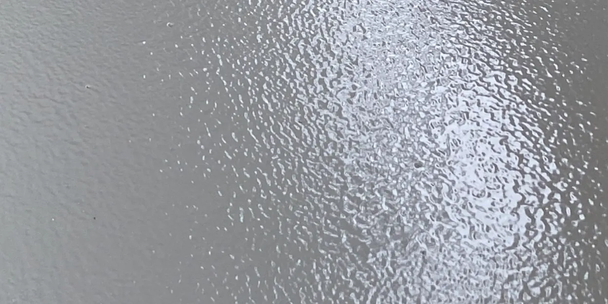 Detail hladkého povrchu lité epoxidové stěrky