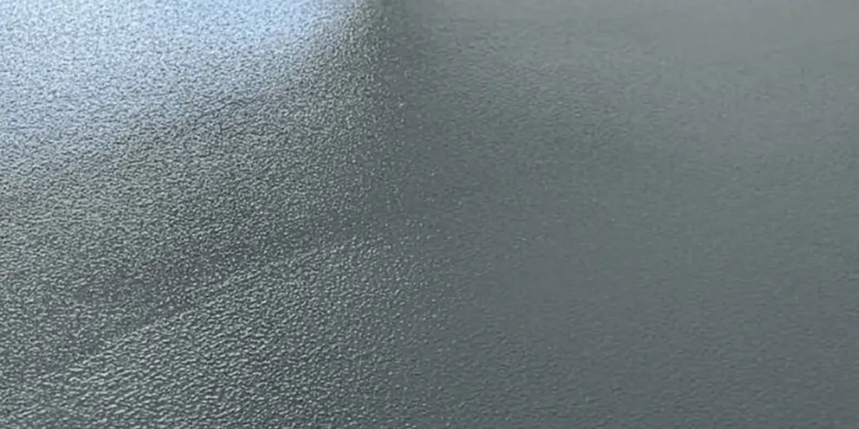 Detail texturovaného povrchu zrnité epoxidové stěrky